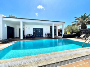 Villa A with private pool, beachfront, AC, Wifi, BBQ in Playa Blanca